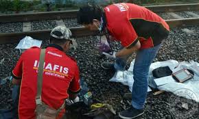 tertabrak kereta api