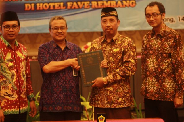 Penyerahan naskah MoU usai penandatangan oleh Rektor UMK Dr. Suparnyo dan Bupati Rembang H. Abdul Hafidz