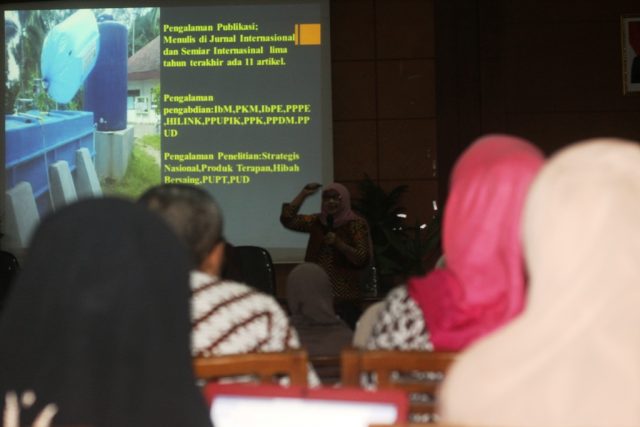 Dr. Suparni Setyowati Rahayu M.Si menyampaikan paparan-06