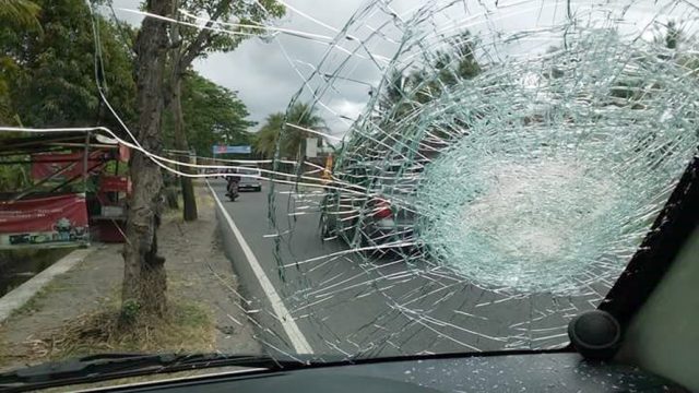 Kaca-mobil-pecah-dilempar-Batu