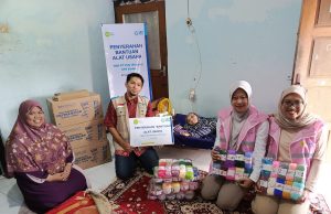 YBM PLN UP3 Kudus Bersama IZI Jawa Tengah Salurkan Bantuan Alat Usaha untuk Bu Fatimah Penyandang Disabilitas di Kudus