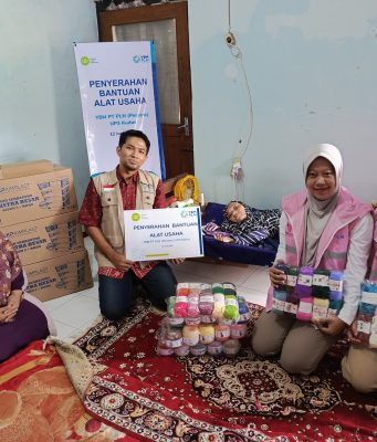 YBM PLN UP3 Kudus Bersama IZI Jawa Tengah Salurkan Bantuan Alat Usaha untuk Bu Fatimah Penyandang Disabilitas di Kudus